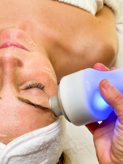 Tightening. Brightening. Circulation boost.
Cryo facials are the glow-up your skincare routine wishes it was.